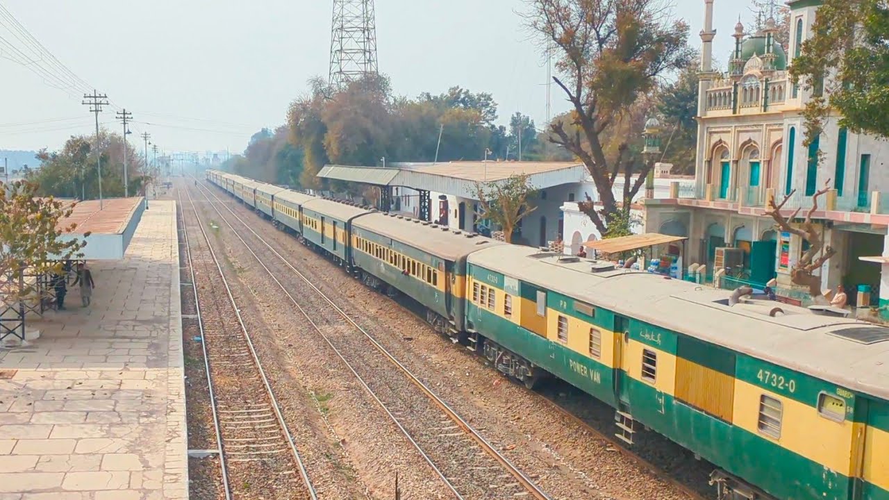HGMU-30 8218 leading the Fastest millat express cinematic passing #viral #train #pakistanrailways 
