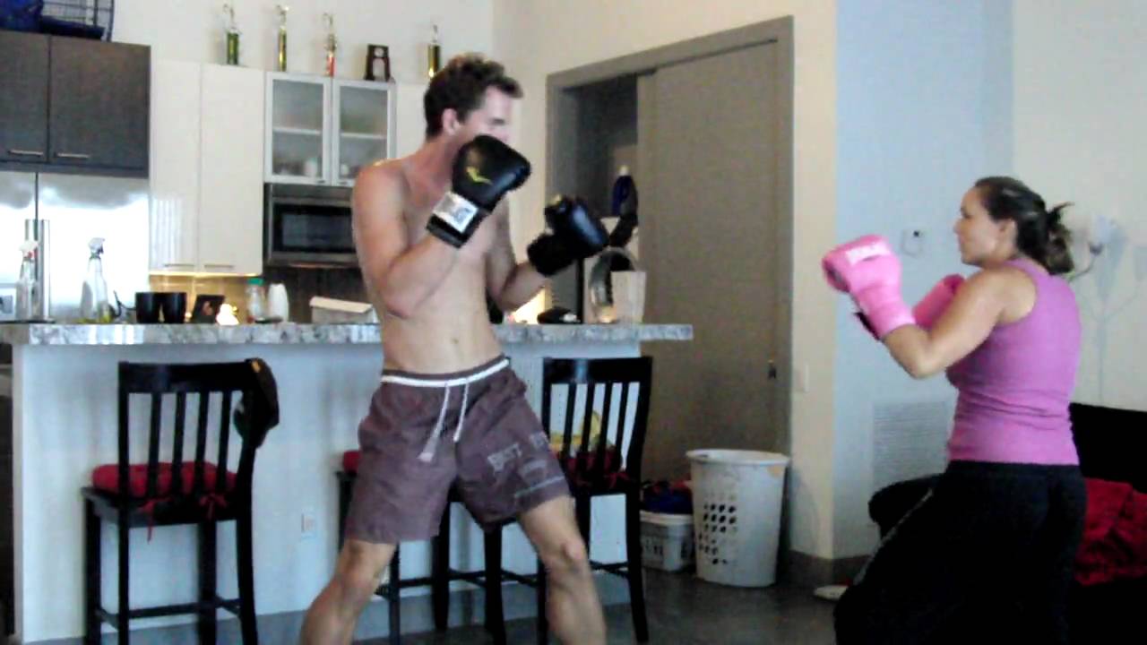 Boxing: Girlfriend knocks out her Boyfriend!