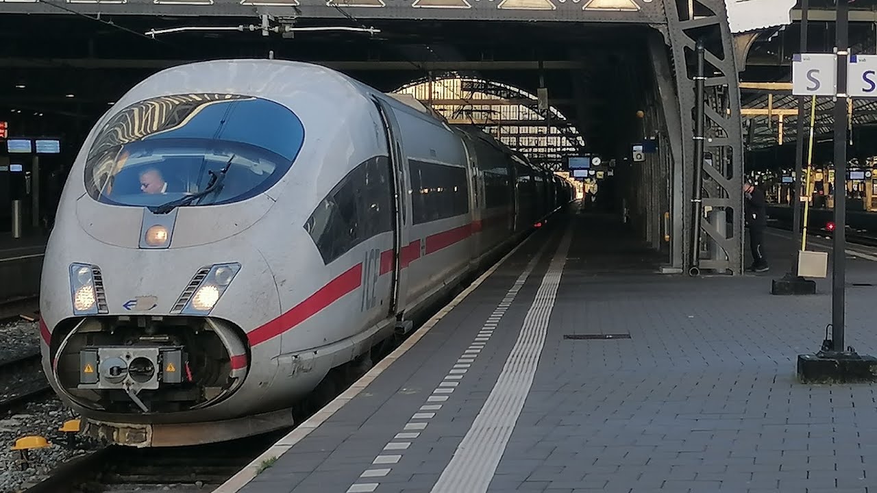 ICE3m's 4651 en 4603 vertrekken van Amsterdam Centraal