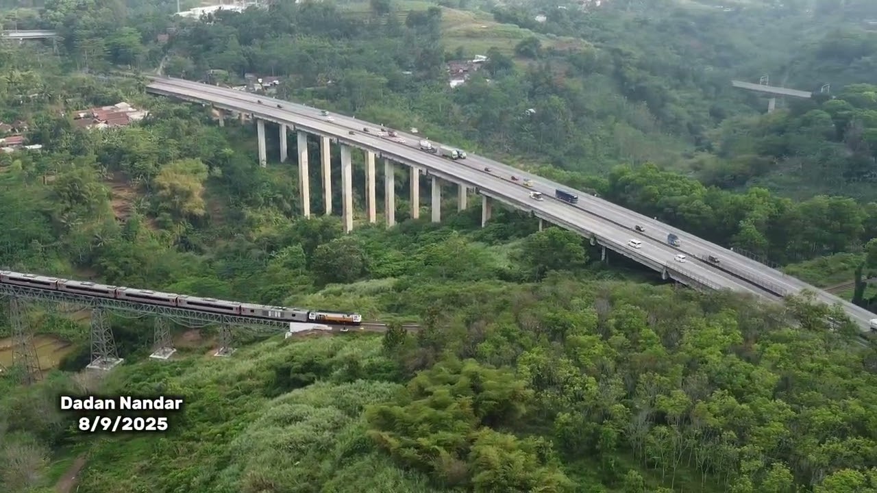 Kereta Api KAI melintas di bawah Jembatan Tol Purbaleunyi di Cikubang Kabupaten Bandung Barat