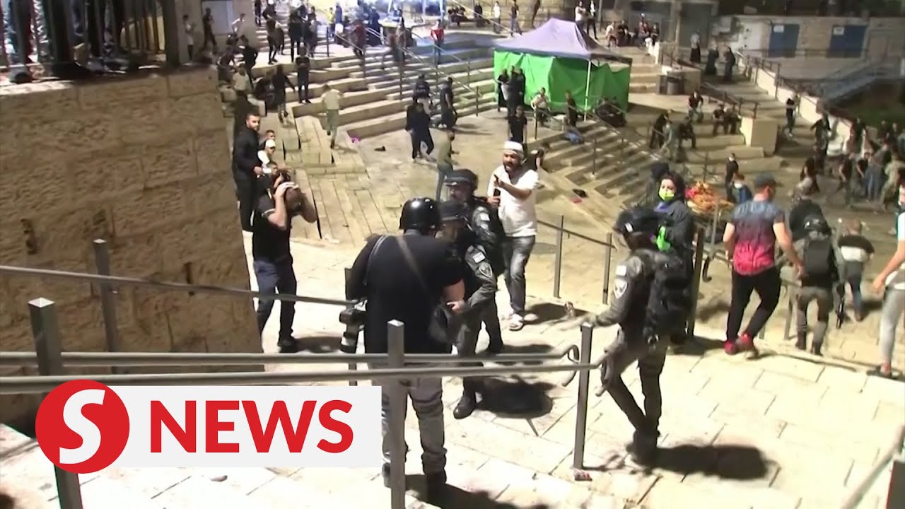 Clashes renew in East Jerusalem&rsquo;s old city for a third night