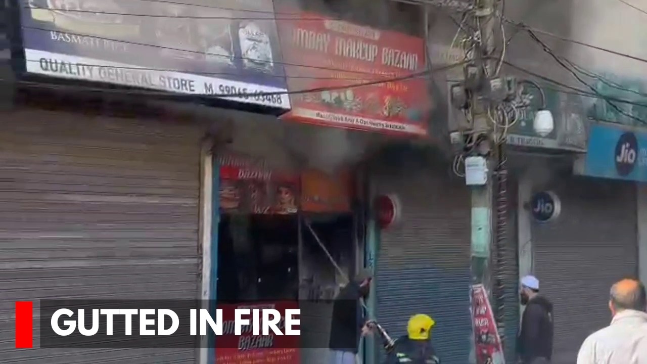 Army Helps In Controlling Major Fire In Baramulla