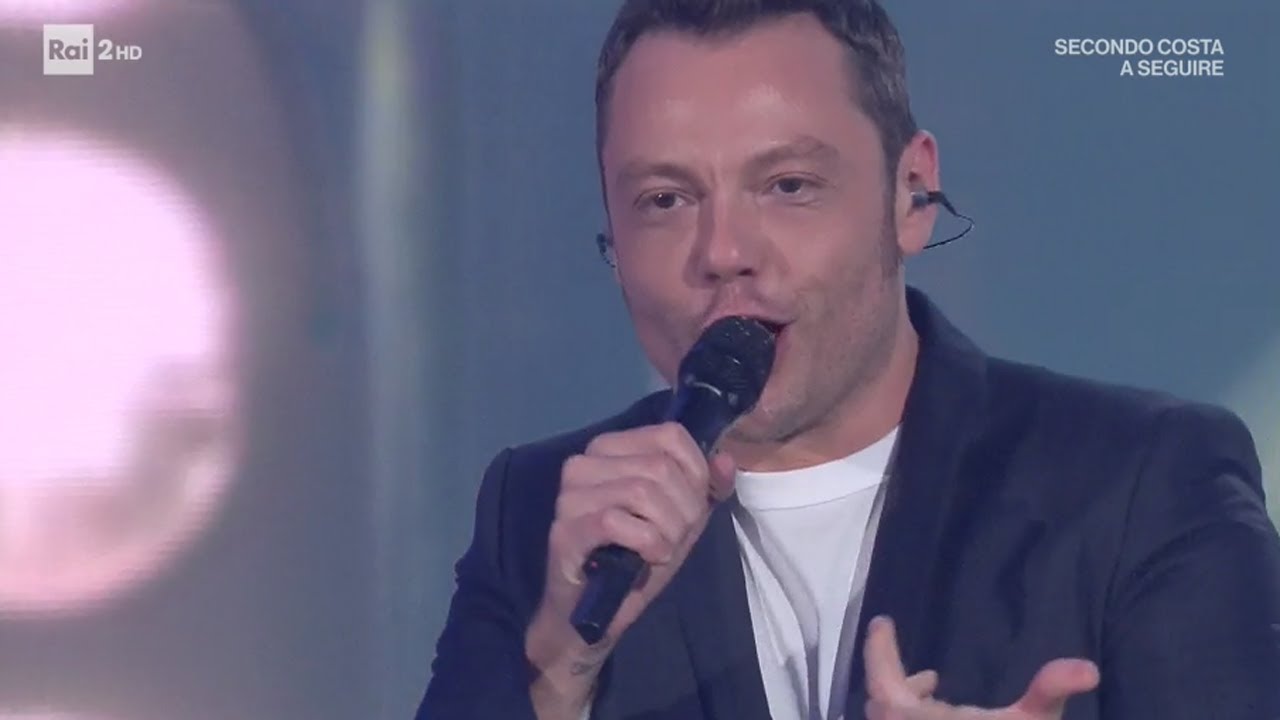 Tiziano Ferro canta 
