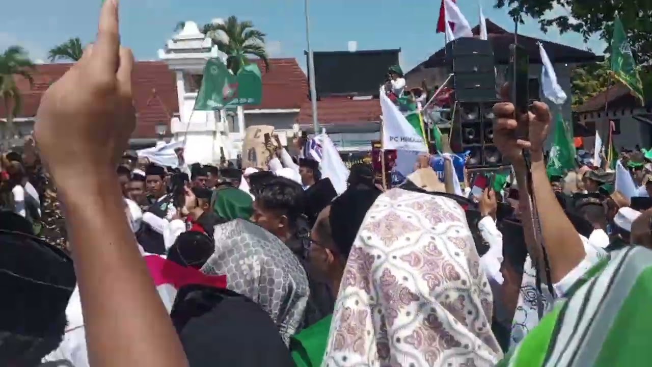 Pidato bunda indah (bupati Lumajang) pada aksi damai BOIKOT TRANS 7 oleh aliansi santri lumajang