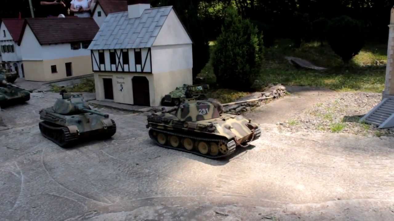 Schwere Panzer &uuml;berqueren den Sigmaringer Marktplatz