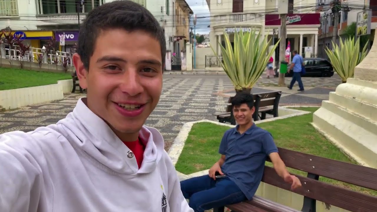 COM MEU IRMÃO NA PRAÇA DE SANTA RITA/MG CONHECENDO