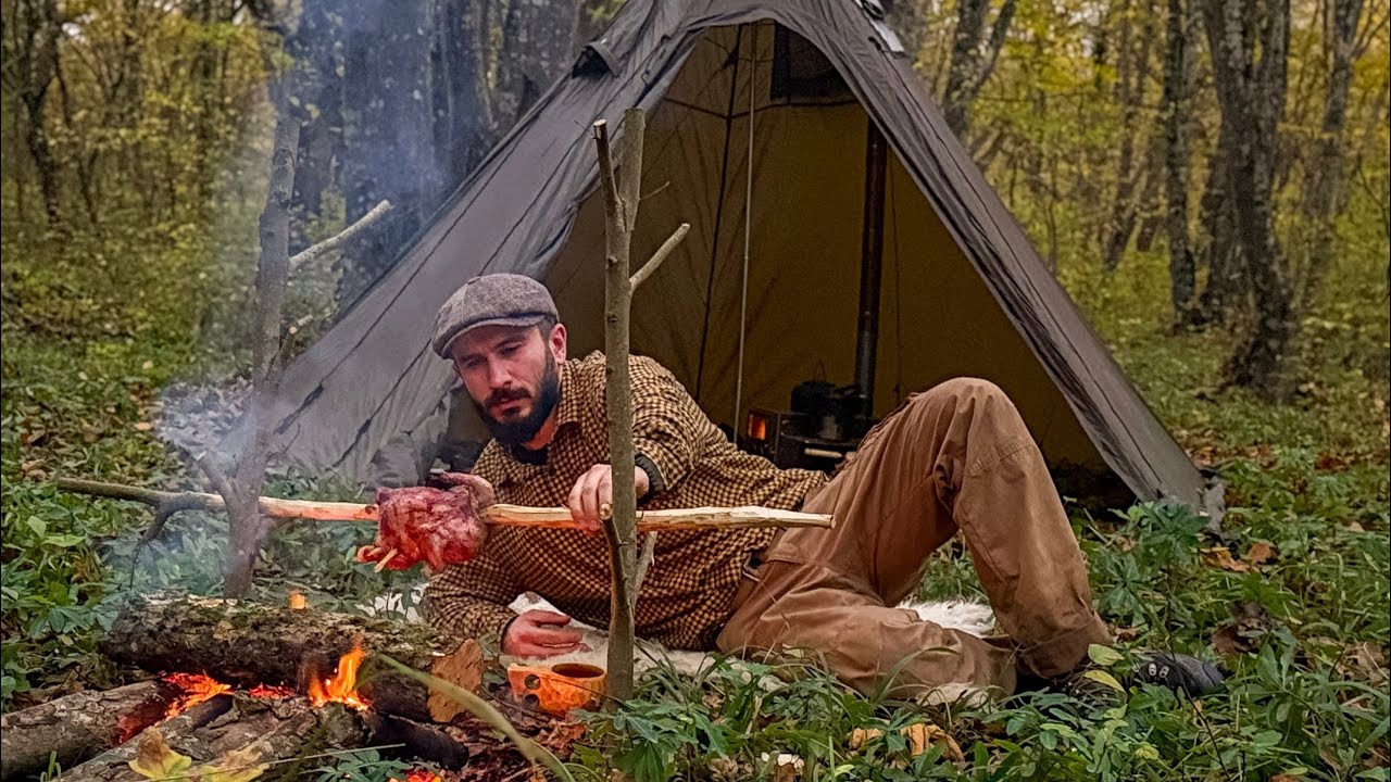 Solo 2 Days in a Rainy Autumn Forest – Hot Tent, Roasted Whole Chicken, Spoon Carving & Relaxing 