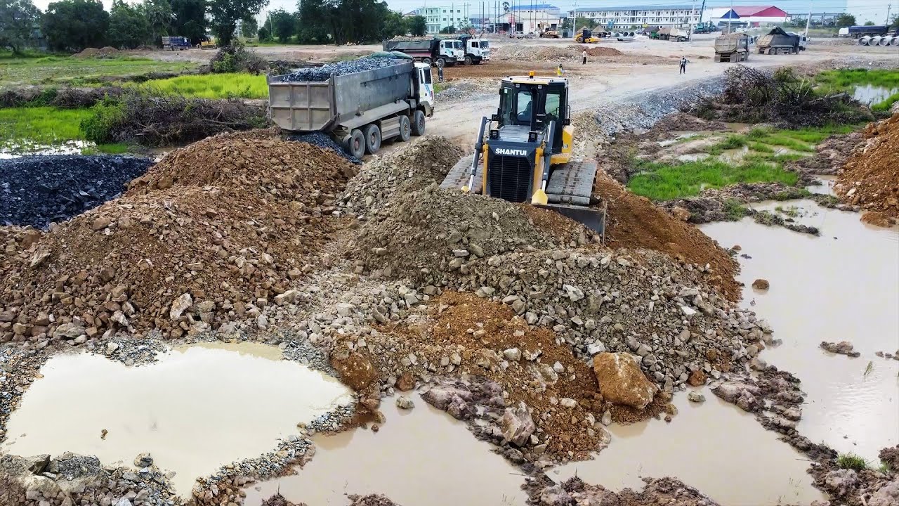 Great Work! Process Landfill Making Road by Shantui DH17C3 with Dump Truck Unloading Soil & Stone