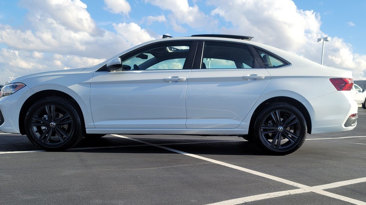 2023 VW Jetta 1.5T SE w/Black Wheel Package and Panoramic Sunroof Package