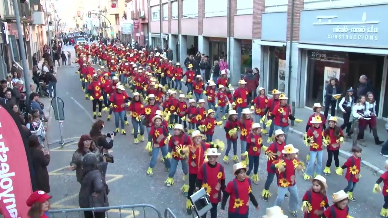 El Carnestoltes de Banyoles omple els carrers de festa amb una rua infantil multitudinària