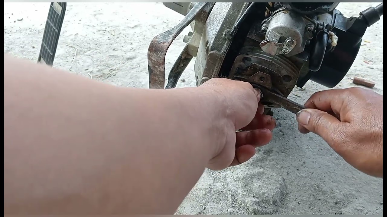 KADALASAN SUMISIRA NG SPARK PLUG NG ATING GRASS CUTTER PANUORIN