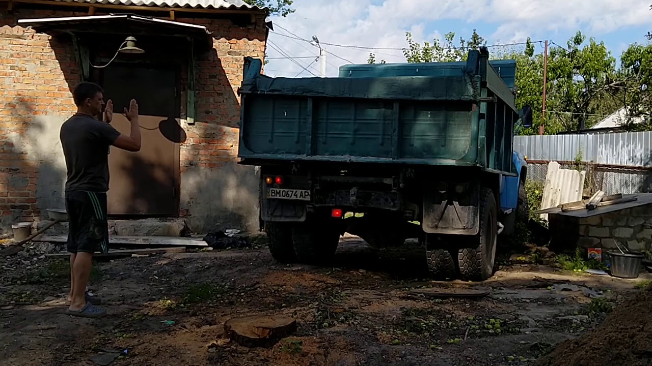 Влог: ЗИЛ-130 завёз 3 куба песка. Во дворе найден клад.