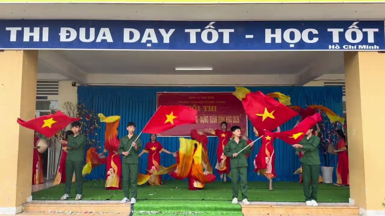 Tiết mục KIẾP SAU VẪN LÀ NGƯỜI VIỆT NAM; TẾT ĐÔNG ĐẦY trình bày lớp 7/4 trường THCS Nguyễn Đắc Thắng