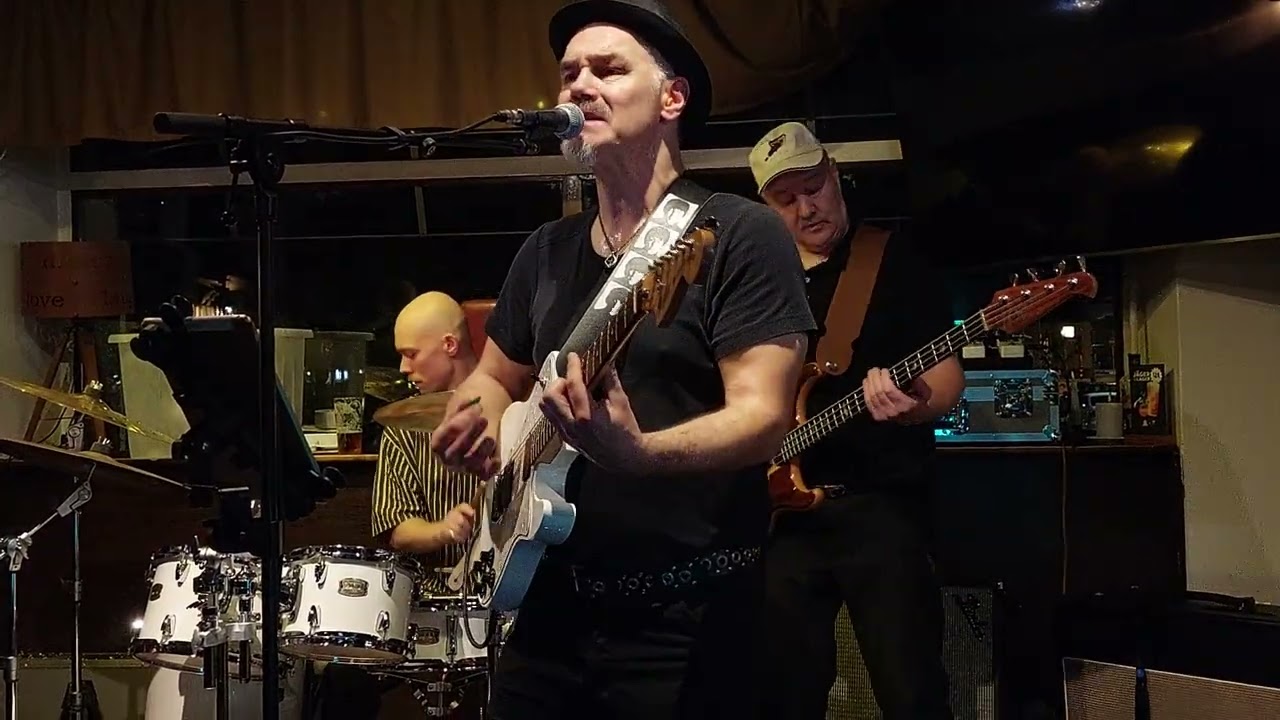 CoverSTAM covering 'Tabula Rasa - Rakastatko viel&auml; kun on ilta?' Rattis 20.9.2025 @Erniina 