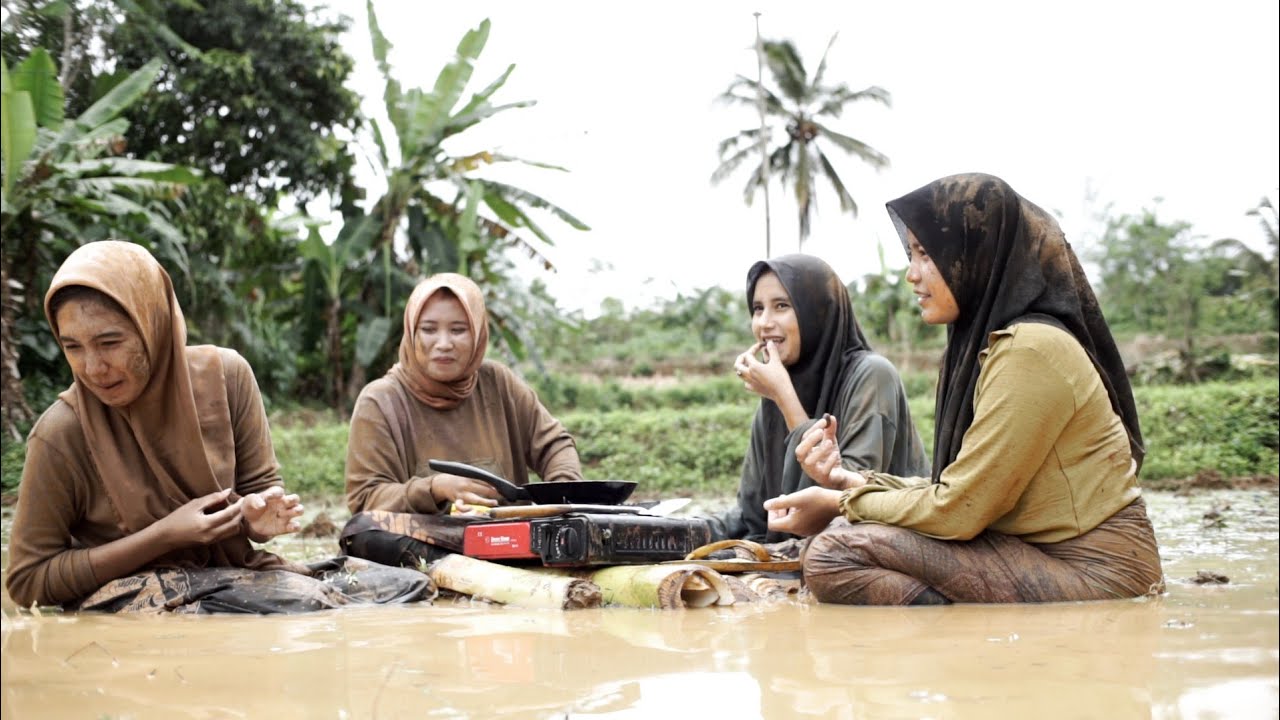 VIRAL..!! GADIS DESA MASAK LUMPUR SAWAH TERNYATA SEENAK INI, JANGAN DI TIRU‼️