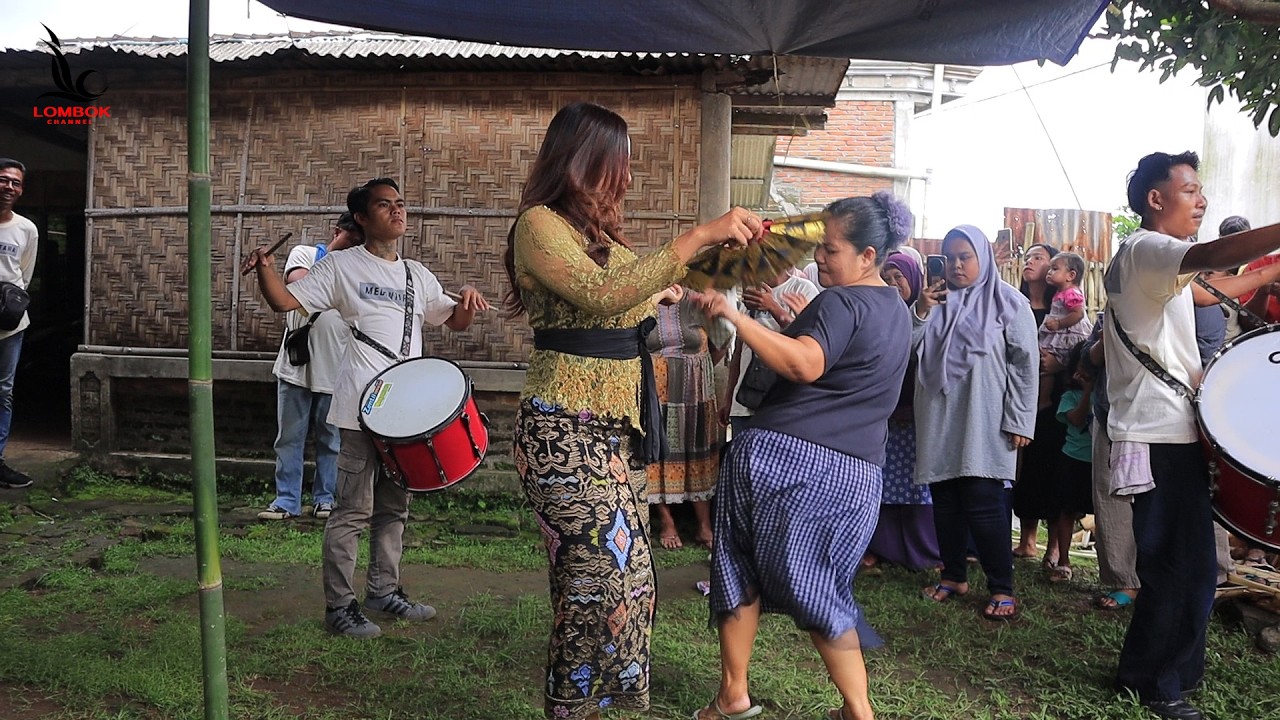 Duet Seru Ibu-Ibu vs Dancer Megantara// Cinta Dari sebrang