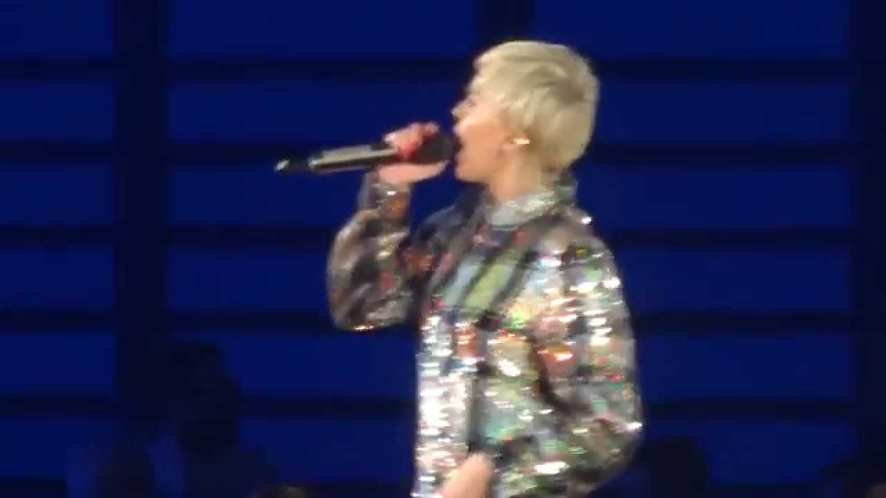 Bob Dylan It Ain't My Babe Cover - Miley Cyrus- Bangerz Tour - Birmingham NIA