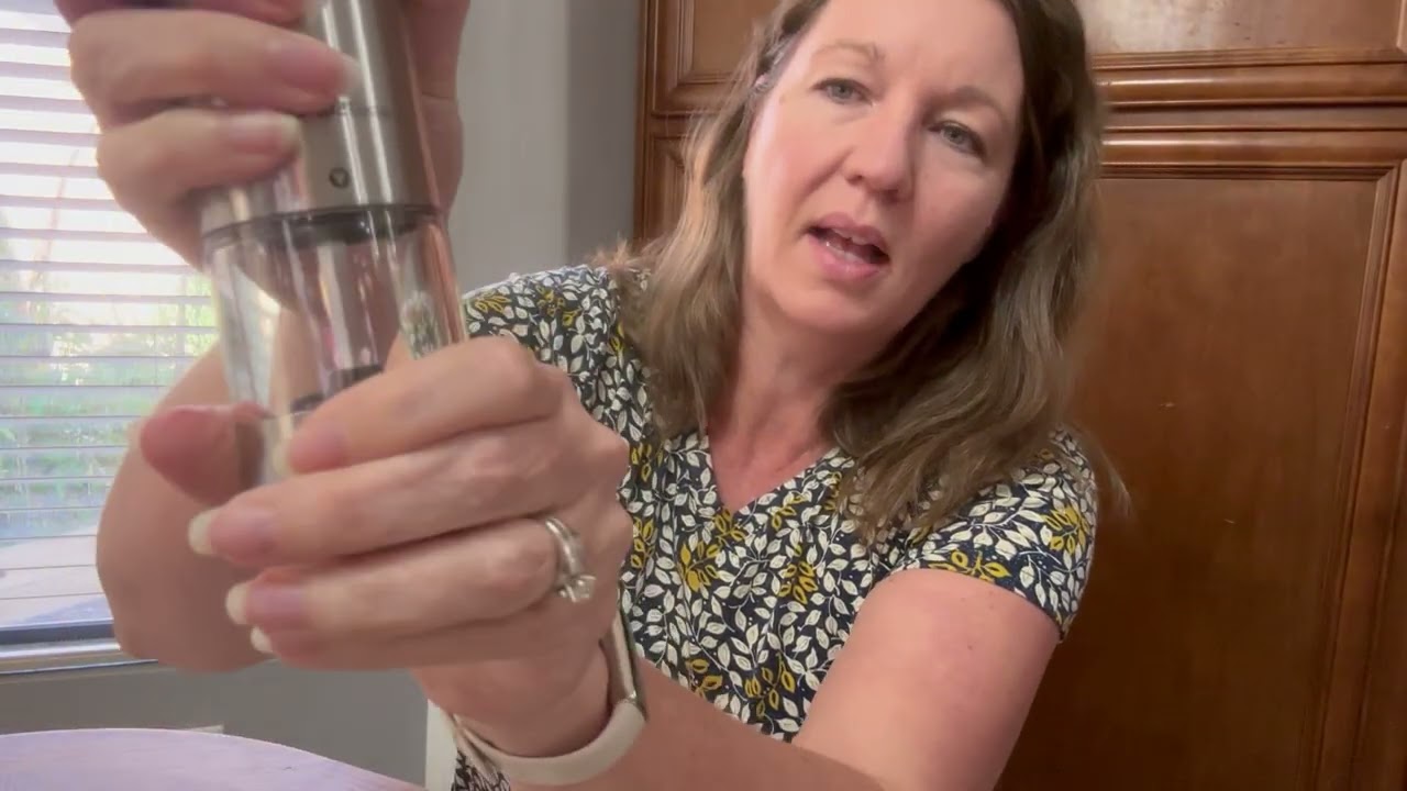 Unbox SIMPLETASTE Electric Salt and Pepper Mill.mp4
