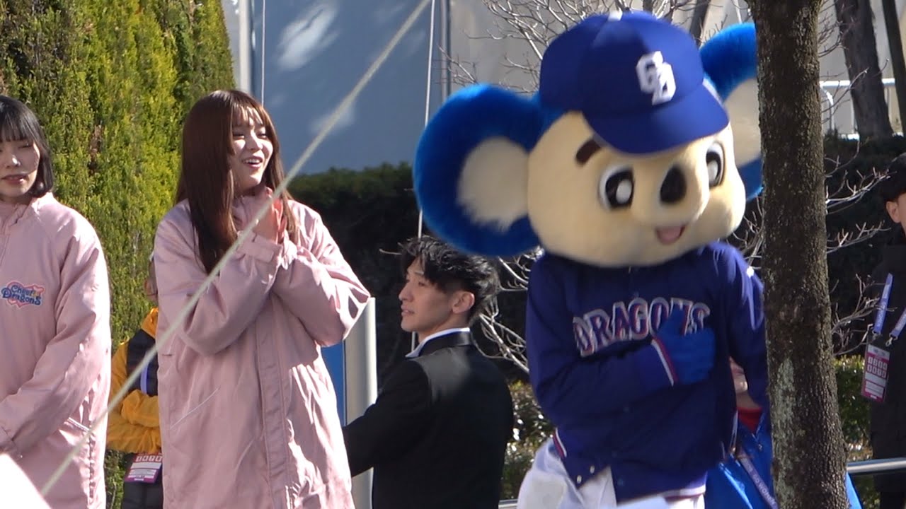 マラソンのスタートを告げるピストルで狙撃されたドアラ（笑）