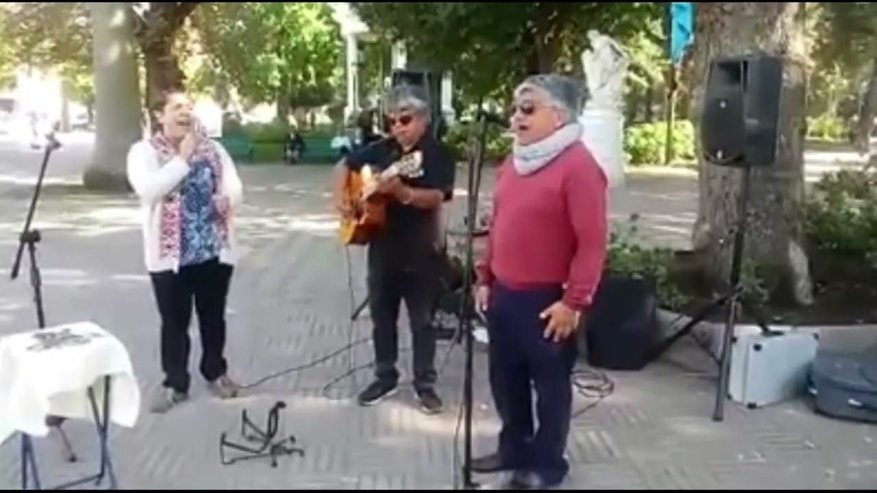 JUNTO A HERMANOS VARGAS PAZ EN LA TORMENTA_ESTEFANI LILLO