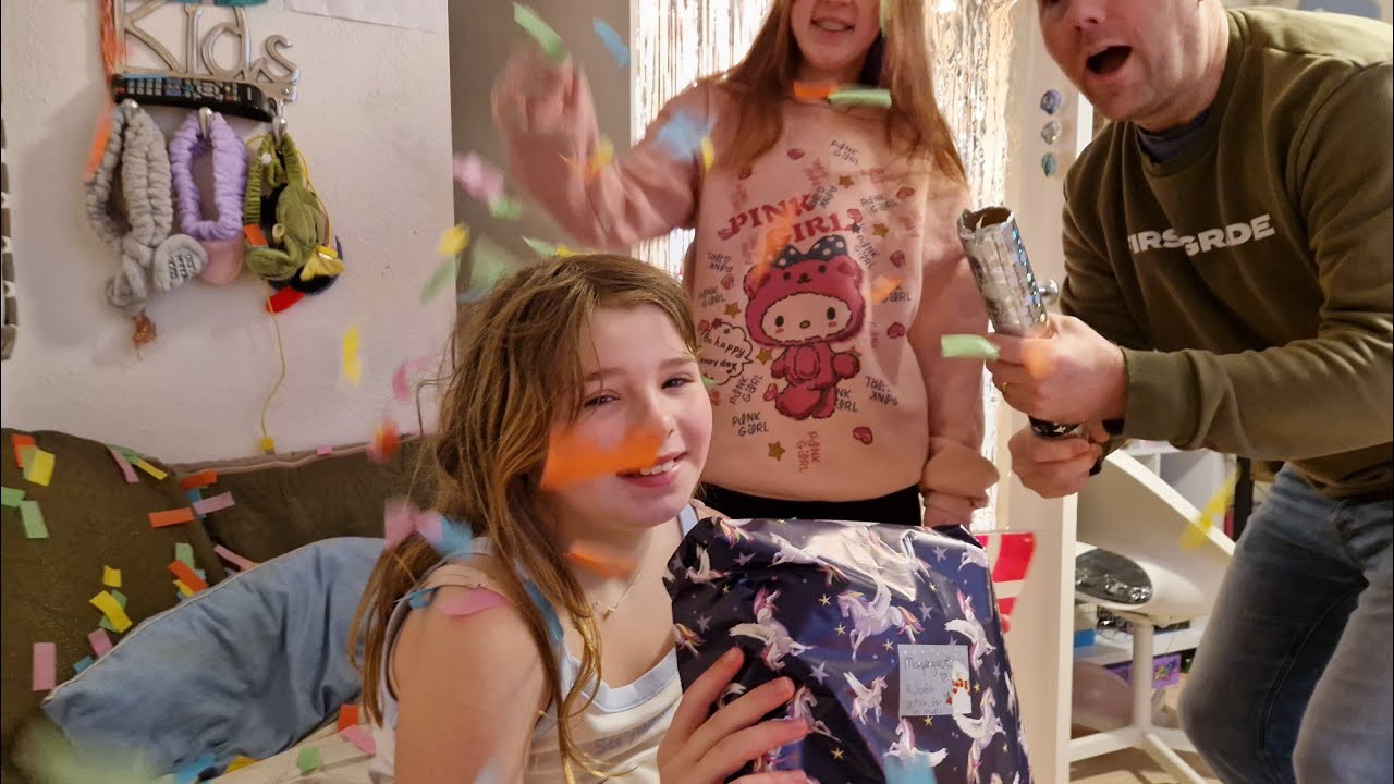SOFIA 11 ÅR 🇩🇰BLIVER VÆKKET MED ET BRAG, SANG & GAVE🤣🎉🎁🥰