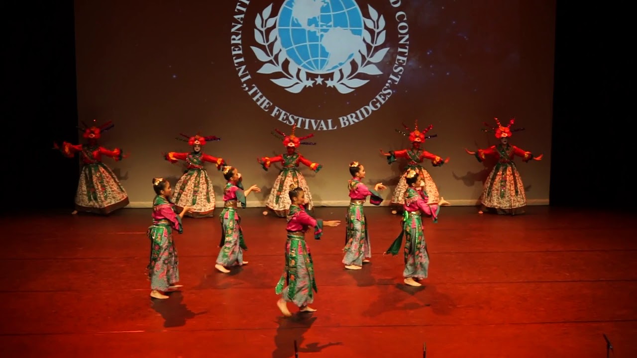 SMP Labschool Jakarta Juara Lomba Tari Tradisional di Paris