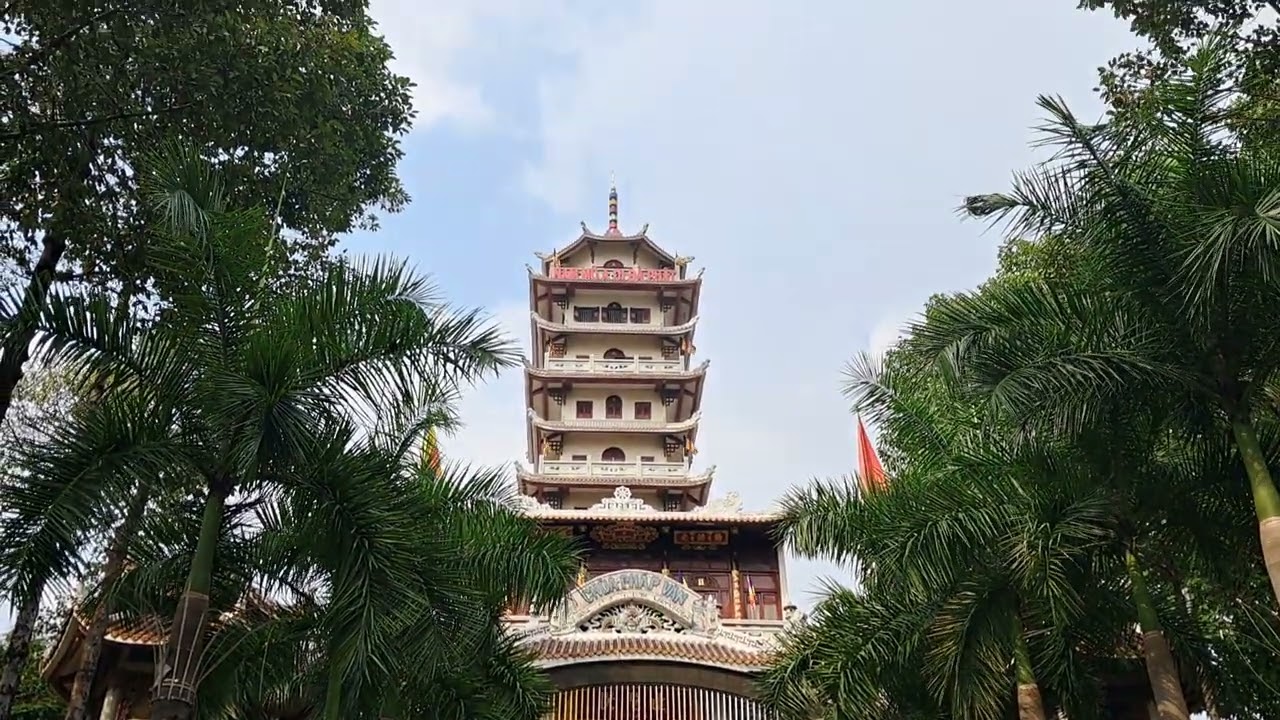 CHÙA PHÁP VÂN TRANG TRÍ ĐẸP ĐÓN PHẬT TỬ TẾT 2026