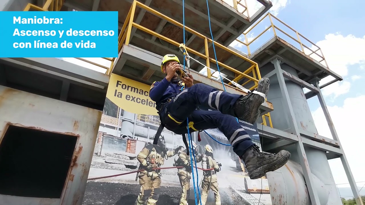 Ascenso y descenso con equipo de rescate con cuerdas