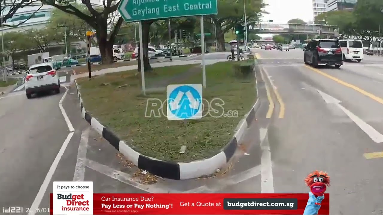 Driver of white honda abrupt lane change almost caused a collision with motorcyclist (21/1/26)