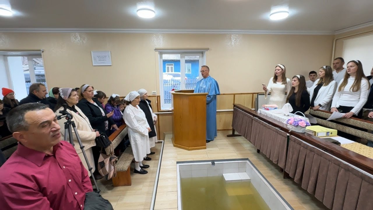 Люди не помещаются в дом. Праздник крещения  в Новых Аснашанах 19.10.25