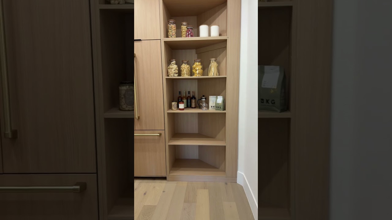 Одноэтажный дом в загородном клубе Red Rock Country Club, полностью отремонтированный, стоимостью...