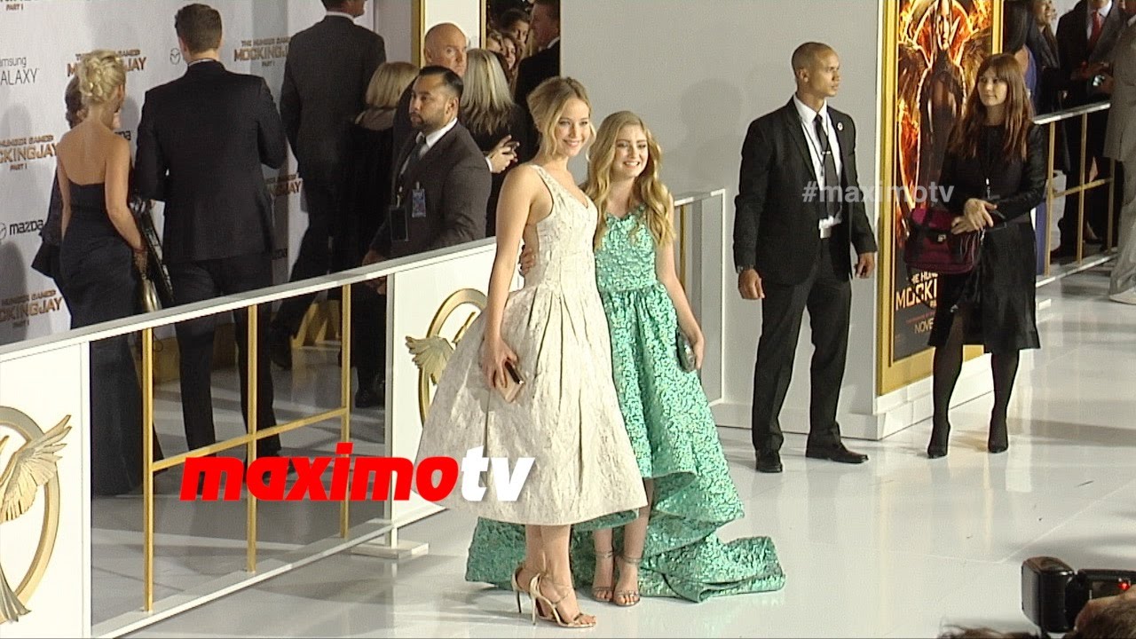 Jennifer Lawrence & Willow Shields Cute Moment | MOCKINGJAY PART 1 Los Angeles Premiere