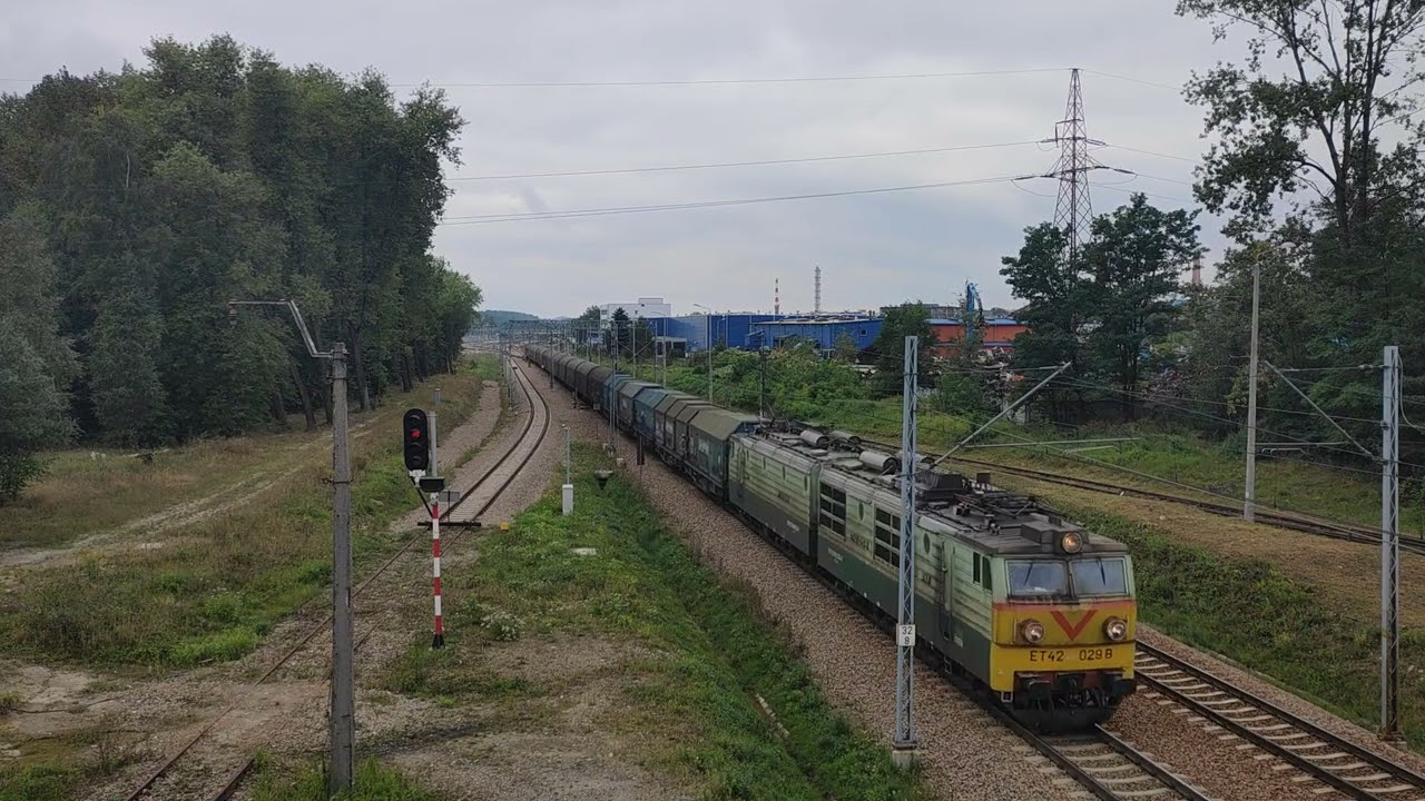 ET42-029 z wagonami krytymi na LK133