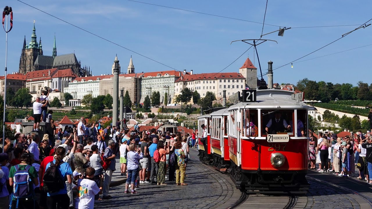 Průvod tramvají v rámci oslav 150 let MHD v Praze | 21.9.2025 | Mánesův most
