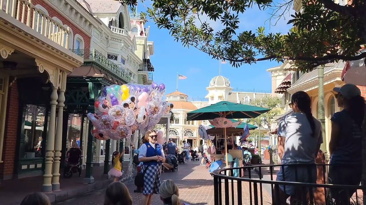 📍 You Are Here - Center Street in Magic Kingdom on a busy morning