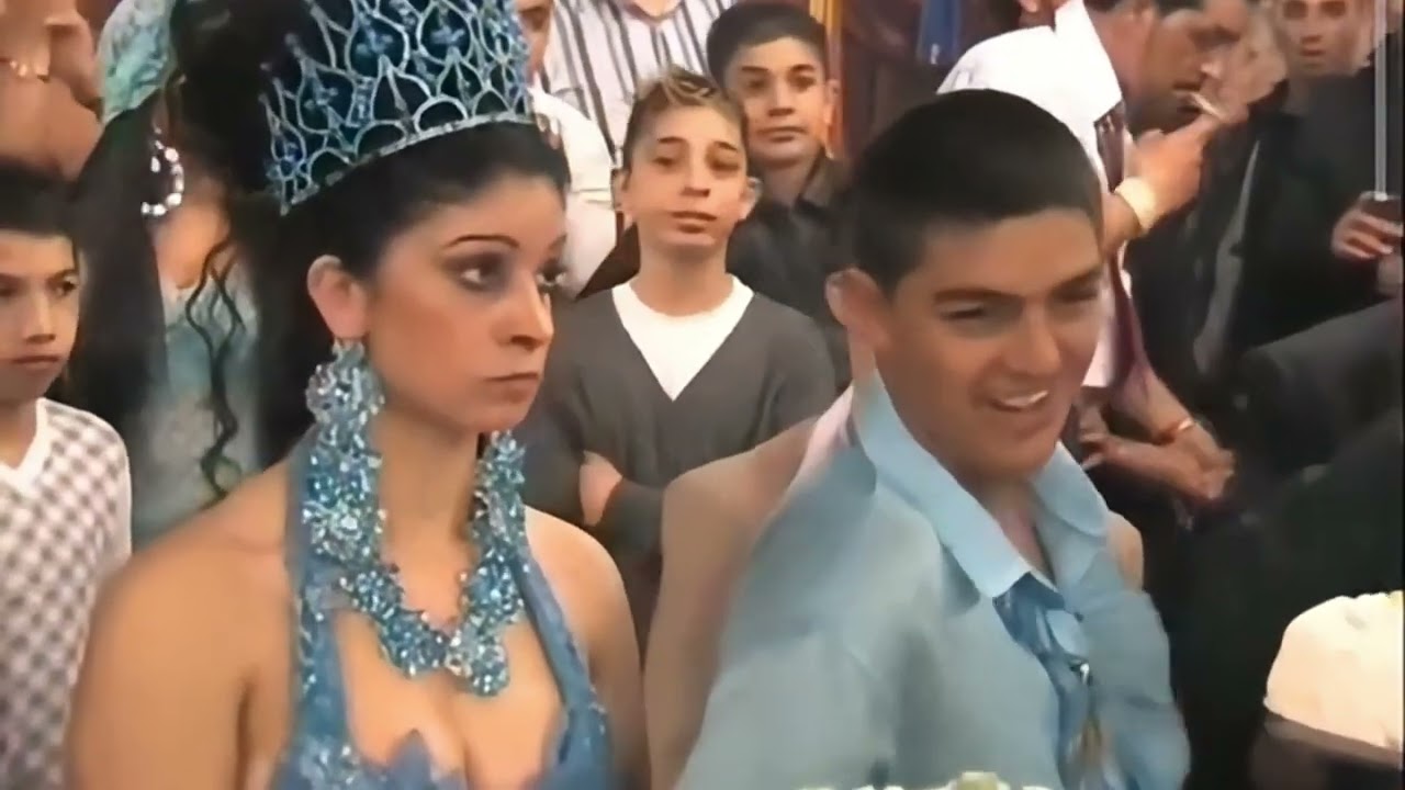 Increíble! no creerás cuánto dinero saltó cada familiar en esta boda gitana antigua 😱💸#boda #dinero