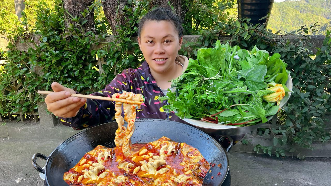 今天歐妹摘了各種新鮮蔬菜，回家做個酸辣肥腸火鍋吃到飽Today, make a vegetable pig large intestine hot pot