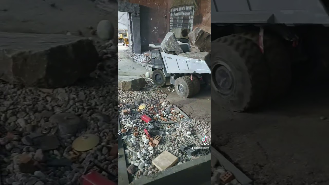 Komatsu HD 405 4x4 RC перевозит 60 тонн гранита