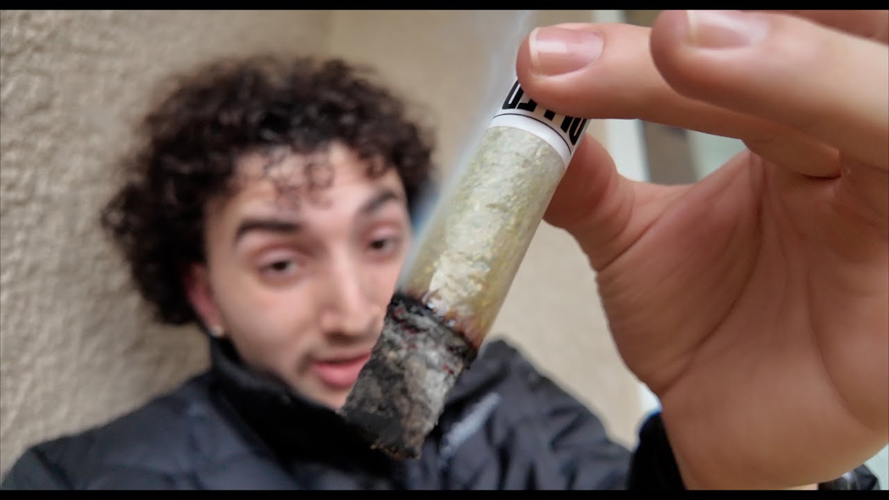 SMOKING A 7 GRAM JOINT !