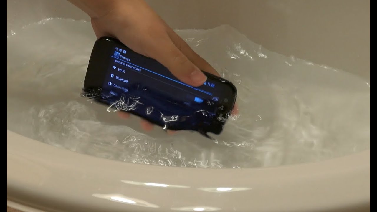 Moto G: 30 Minutes Underwater! (Review Kickoff)