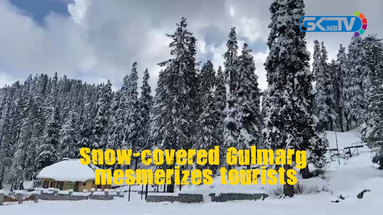 Snow-covered Gulmarg mesmerizes tourists
