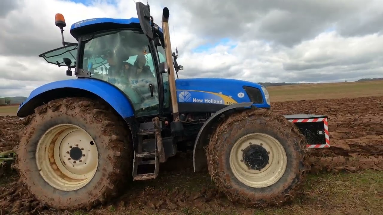 2009 New Holland T6080 6.7 Litre 6-Cyl Diesel Tractor (210 HP) with Dowdeswell Reversible Plough