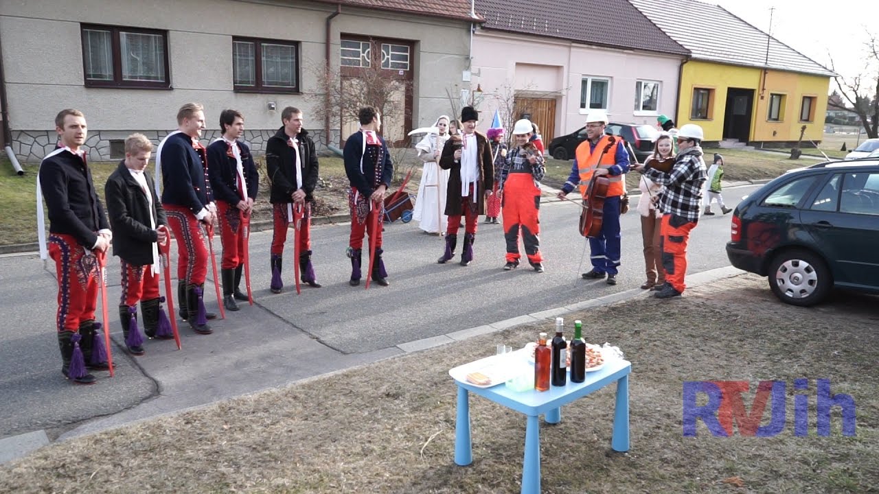 Co mají společného masky, koblihy, boží milosti a tanec „pod šable“? Přece fašank