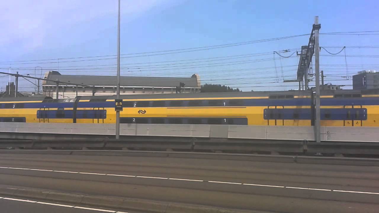 Treinen over spoorbrug langs de haarlemerweg
