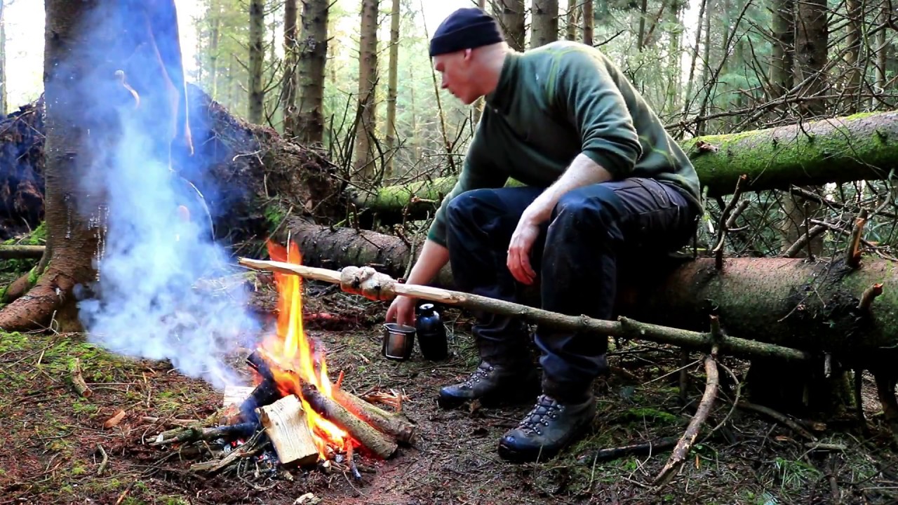 How to bake Bannock bread over the fire, celebrating Imbolc in the forest and leaving no trace.