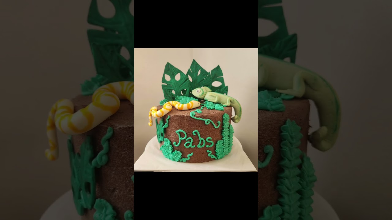 #customcakes #customcakedesign #cookies #caramelbars #bananabread #bananacake #baking #cake