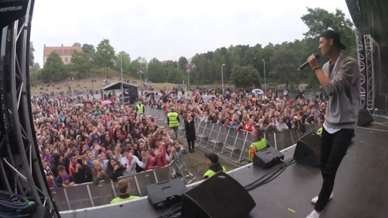 MIN ALLRA FÖRSTA GÅNG PÅ SCEN