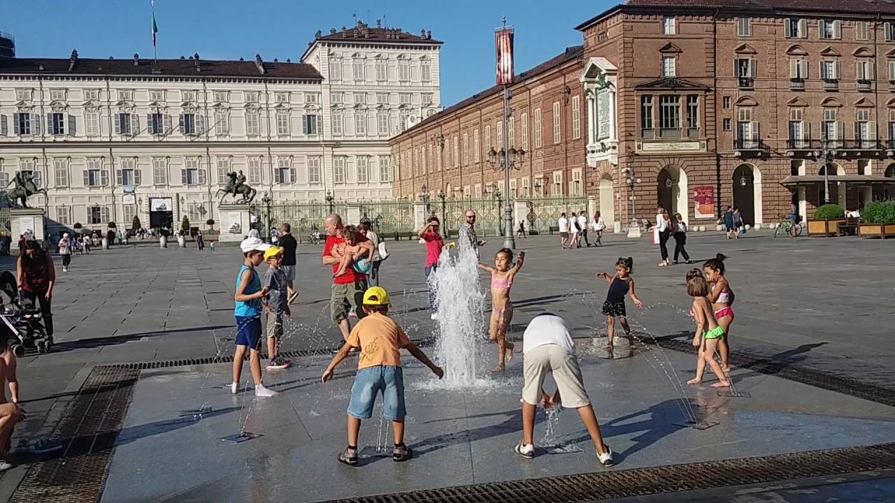 Bambini bagno in fontana piazza Castello Torino #SmartphoneNET