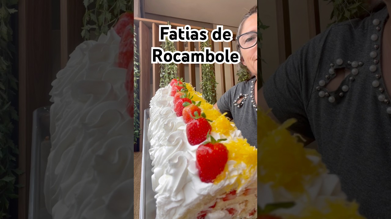 🍓 Duas tentações que encantam qualquer paladar: fatias de rocambole de chocolate e de morango! 😍