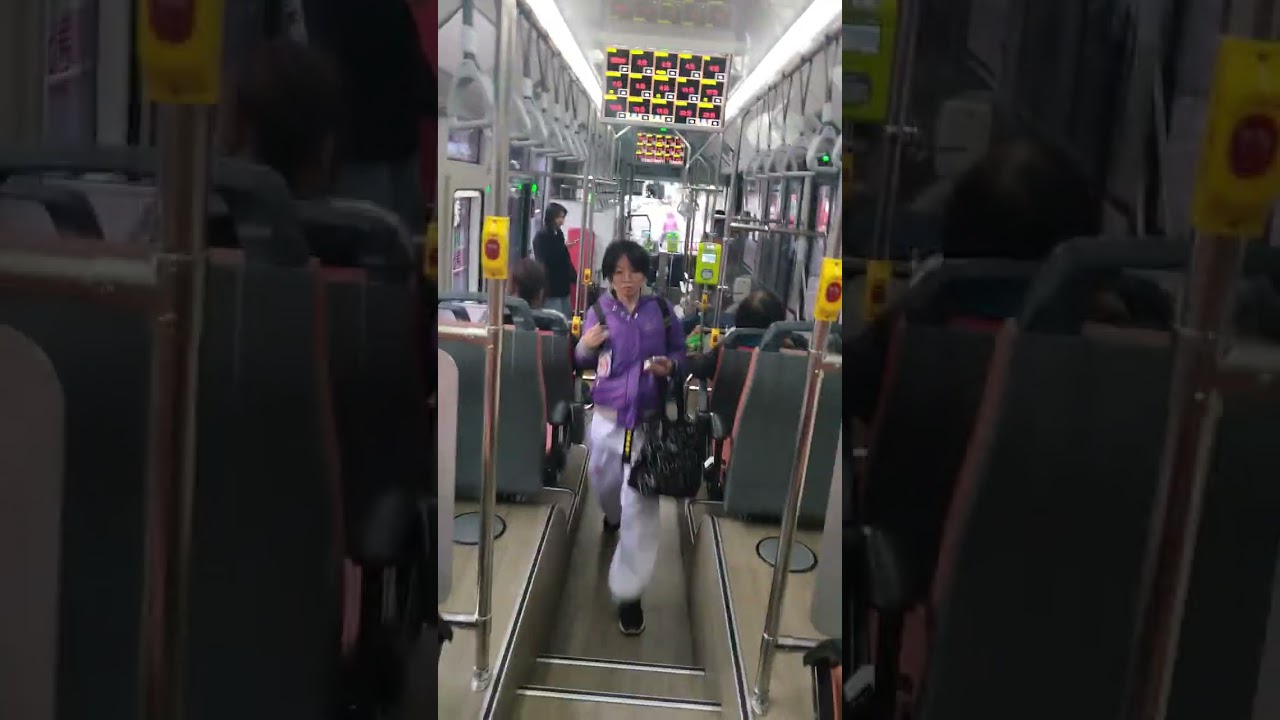 捷運輔大站往中港。